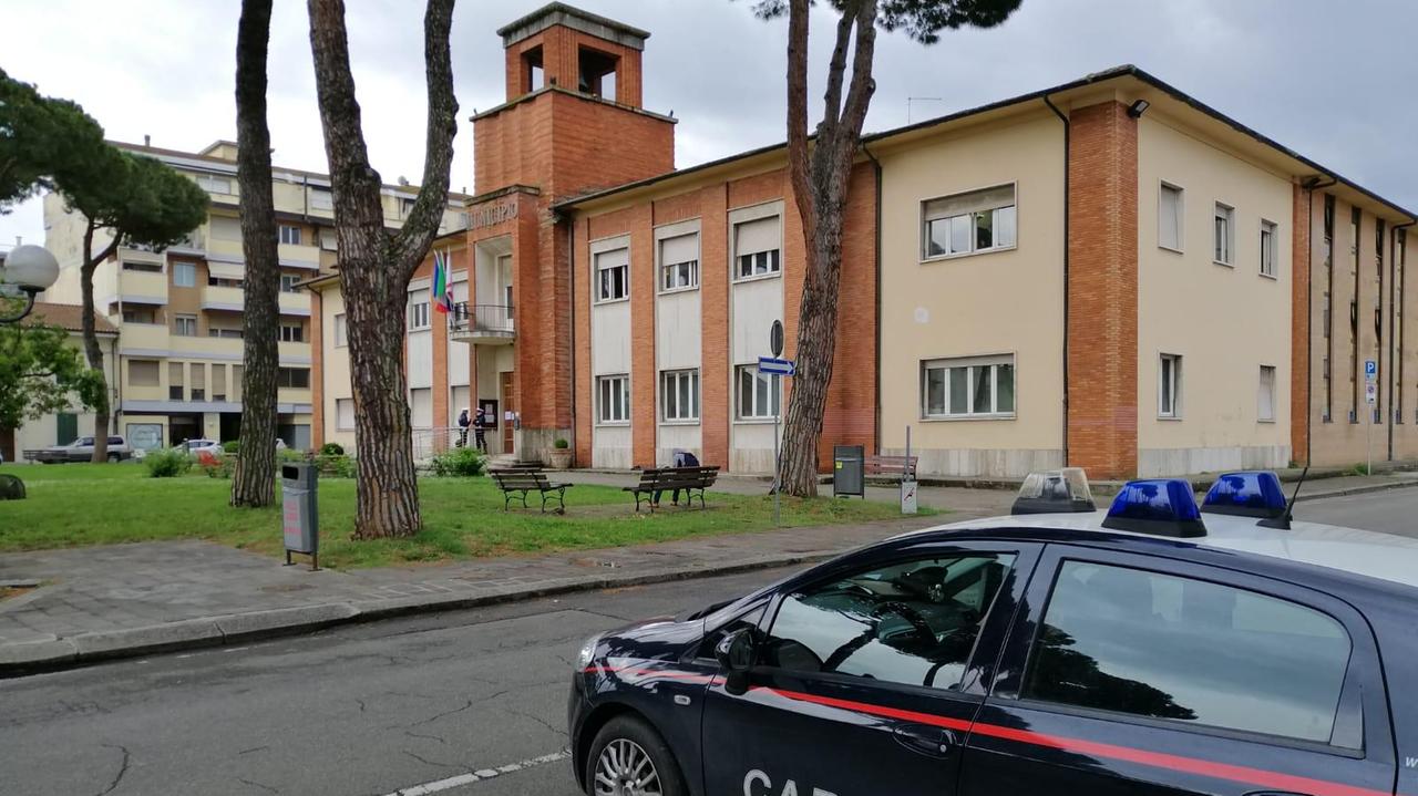 I carabinieri davanti al municipio, con il portone presidiato dalla polizia municipale