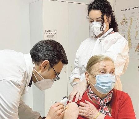 Oltre 2.300 over 80 vaccinati dai medici, Vitiello il dottore che ha iniettato più dosi 