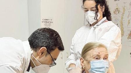 Oltre 2.300 over 80 vaccinati dai medici, Vitiello il dottore che ha iniettato più dosi