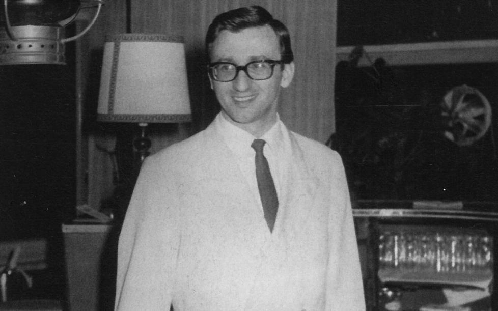 Un giovanissimo Alberto Cavallini quando era ancora barman del Carillon di Marina di Pietrasanta