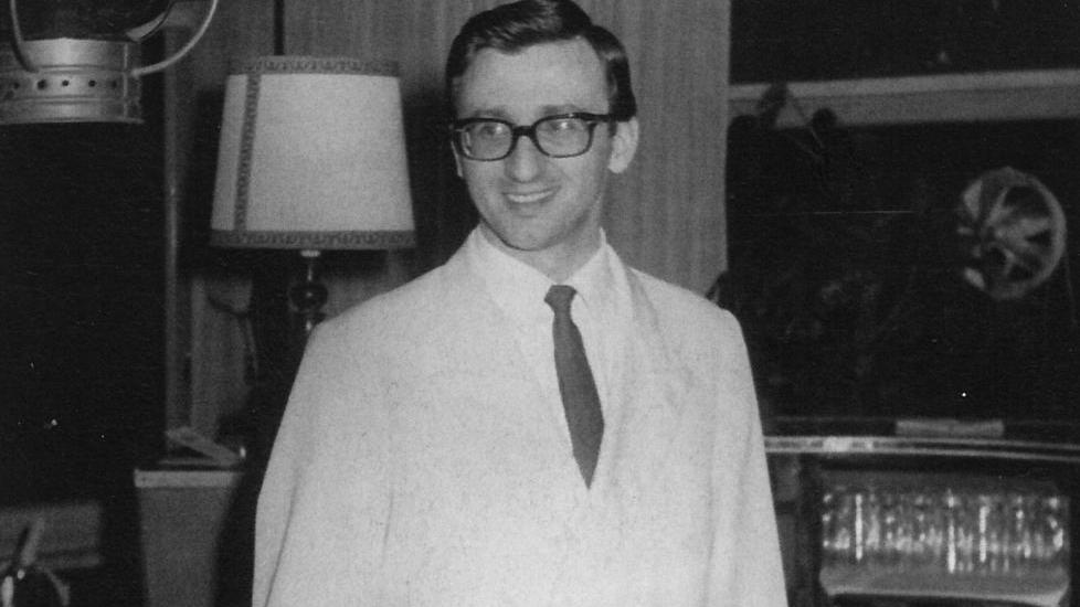 Un giovanissimo Alberto Cavallini quando era ancora barman del Carillon di Marina di Pietrasanta