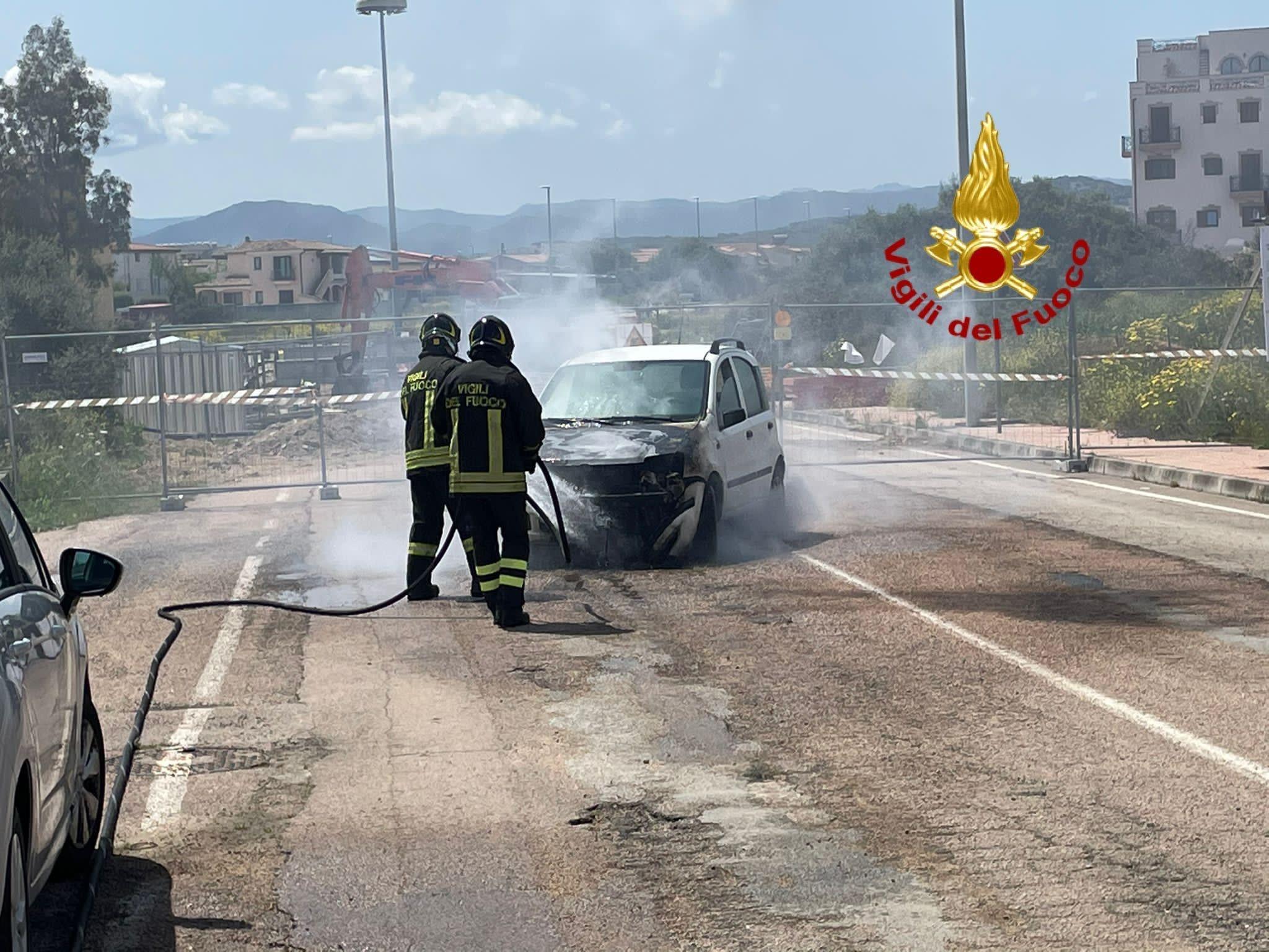 I vigili del fuoco mentre spengono l'incendio dell'auto in via Nervi