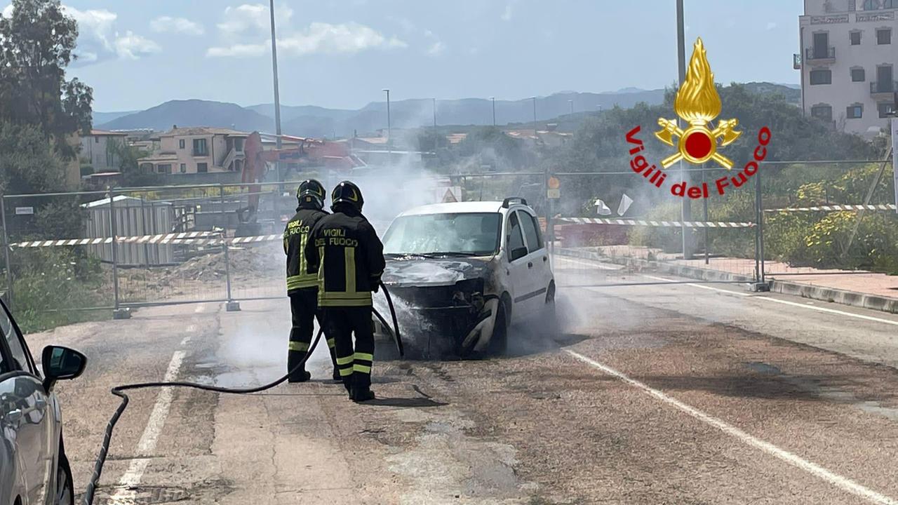 I vigili del fuoco mentre spengono l'incendio dell'auto in via Nervi