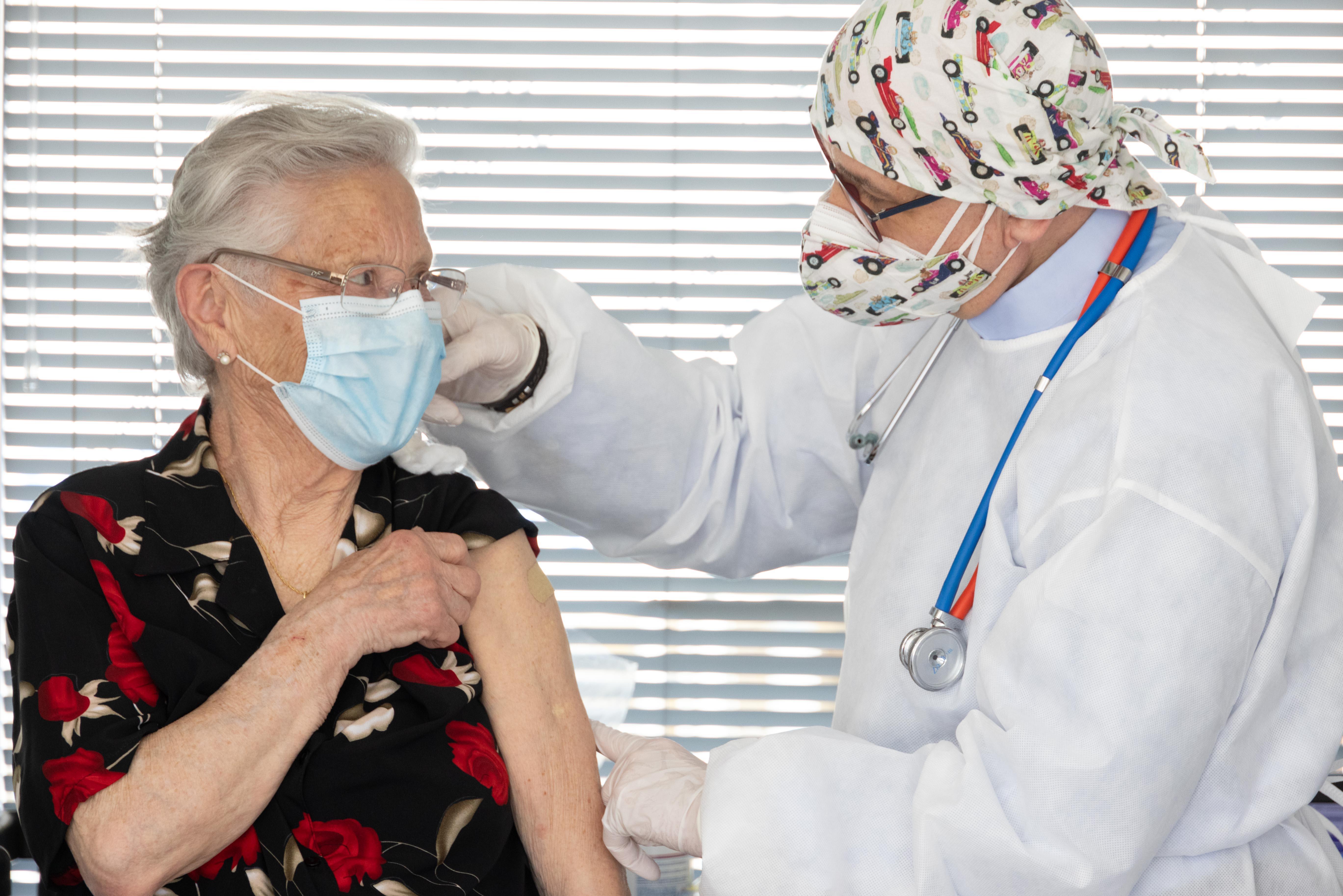 Vaccini in Toscana, oggi aprono tre call center per 108mila fragilissimi: come funziona l&#x27;iter 