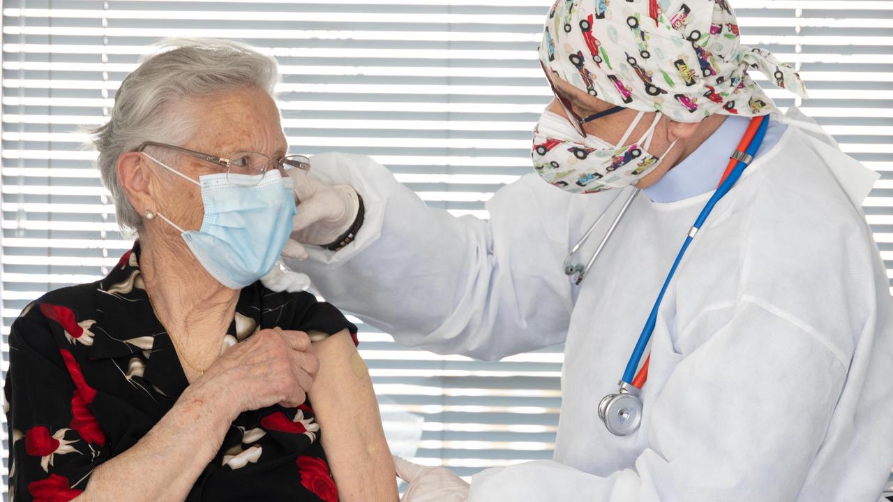 Vaccini in Toscana, oggi aprono tre call center per 108mila fragilissimi: come funziona l'iter