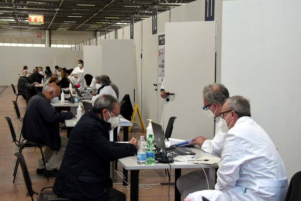 Vaccinazioni in Toscana: riapre il portale per gli over 70. Fragilissimi: come funziona il sistema delle tre "corsie"