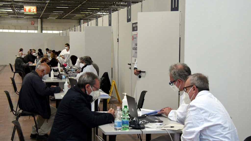 Vaccinazioni in Toscana: riapre il portale per gli over 70. Fragilissimi: come funziona il sistema delle tre "corsie"