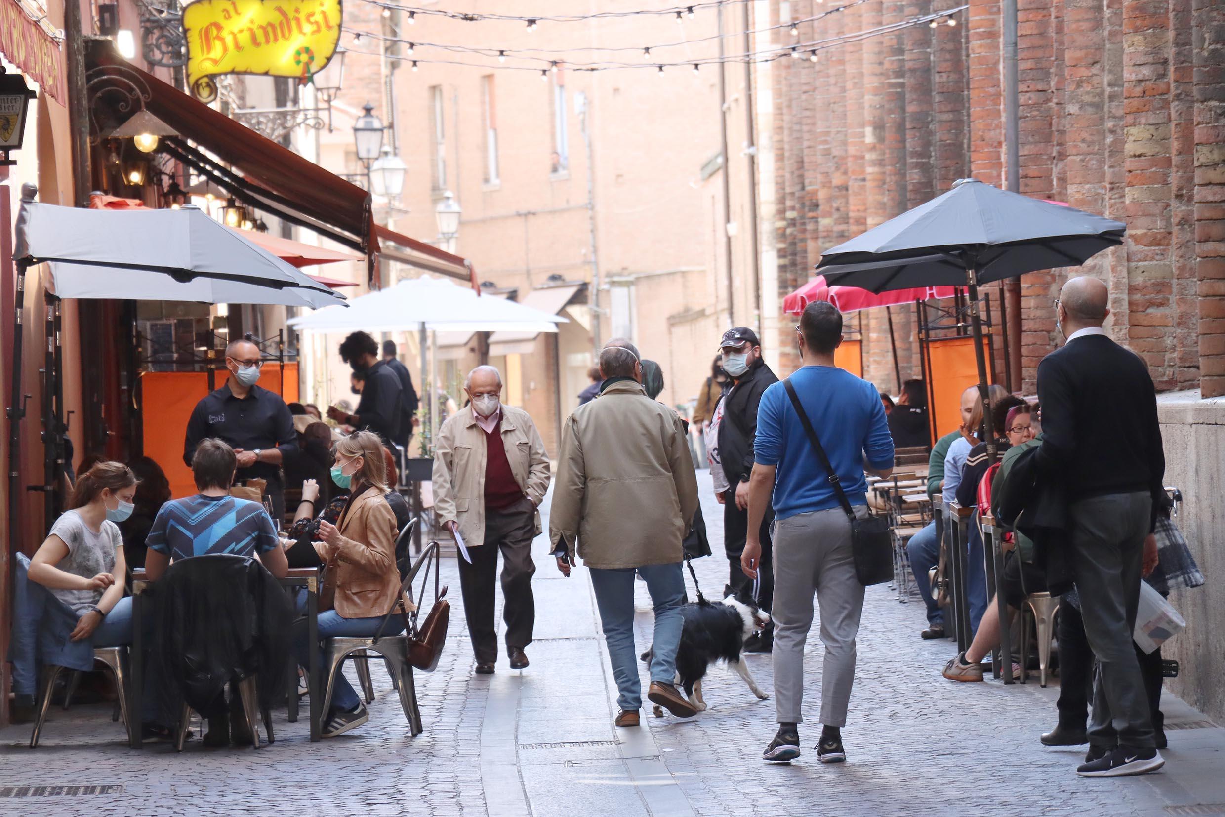 Ferrara, dalle 18 vietata la vendita di alcolici nelle aree della movida