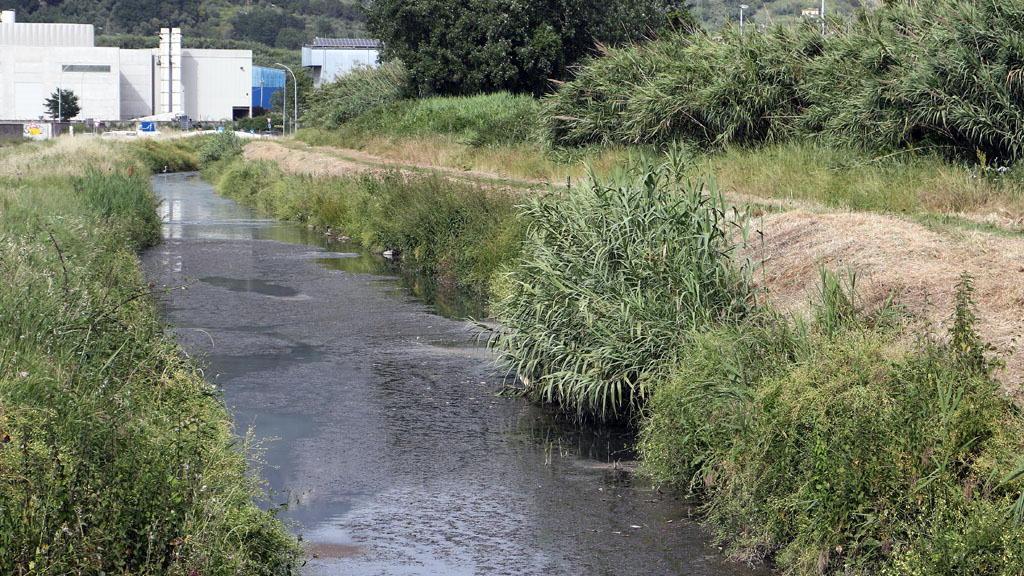 Tornano i miasmi lungo il Lavello, ma questa volta si sente il gas