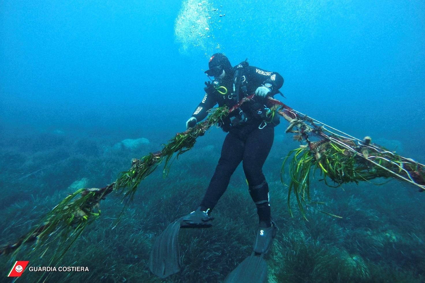 Cagliari, 600 metri di reti da pesca “fantasma” recuperate in mare dalla Guardia Costiera