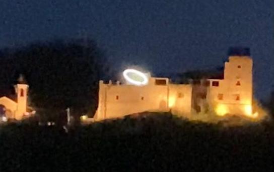 La scultura al neon che fa discutere