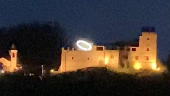 La scultura al neon che fa discutere