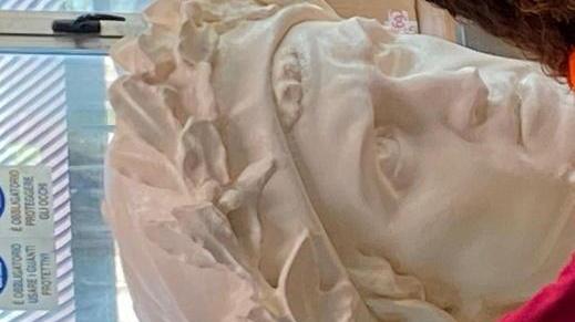 Plastica, bottoni, cerniere gli studenti onorano il poeta con i materiali di recupero
