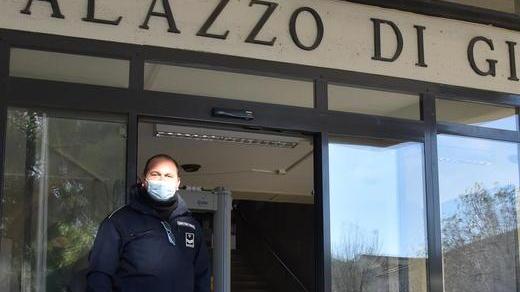 Condannato a tre anni per botte alla compagna e pistola clandestina