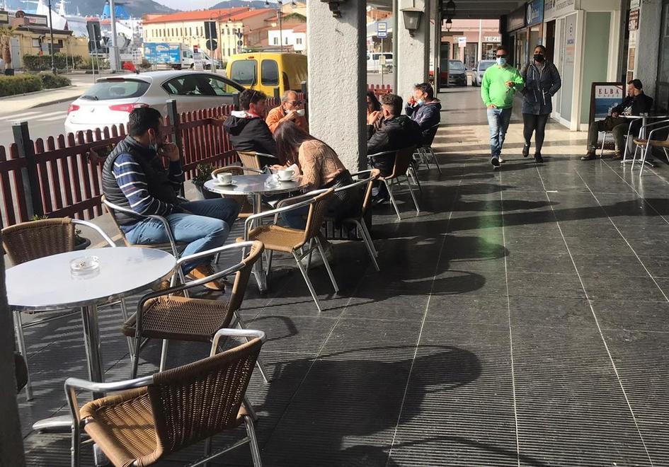 Primi giorni “gialli” «È emozionante accogliere di nuovo i clienti ai tavoli» 