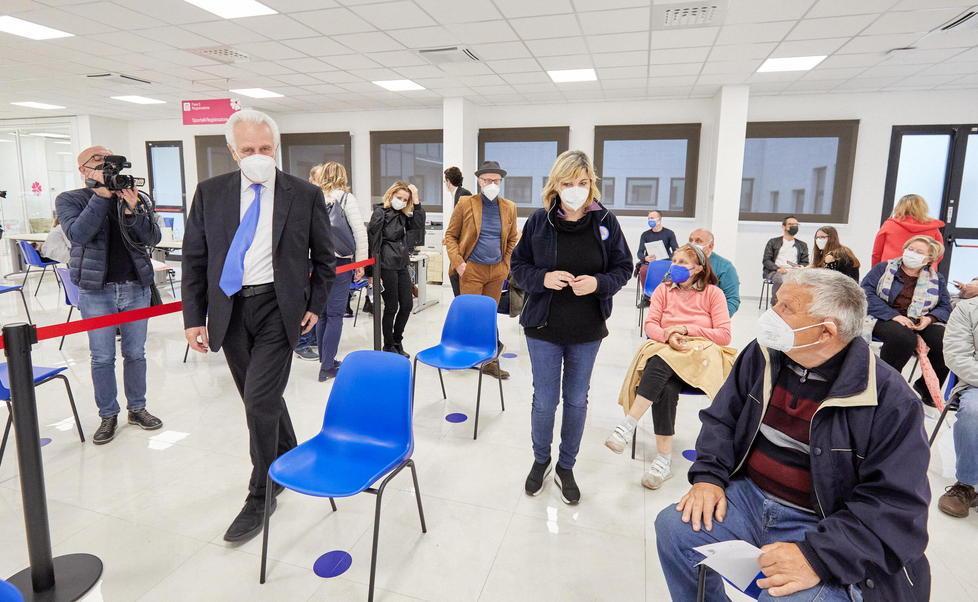 Alla ex Sesa il terzo centro di vaccinazioni in Toscana Giani: «Mille dosi al giorno»