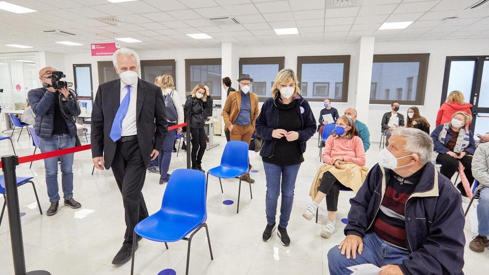 Alla ex Sesa il terzo centro di vaccinazioni in Toscana Giani: «Mille dosi al giorno»