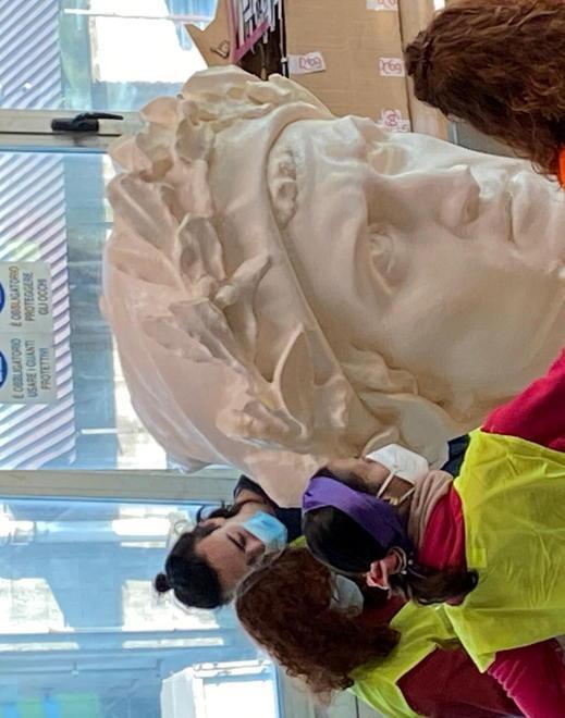 Plastica, bottoni, cerniere gli studenti onorano il poeta con i materiali di recupero