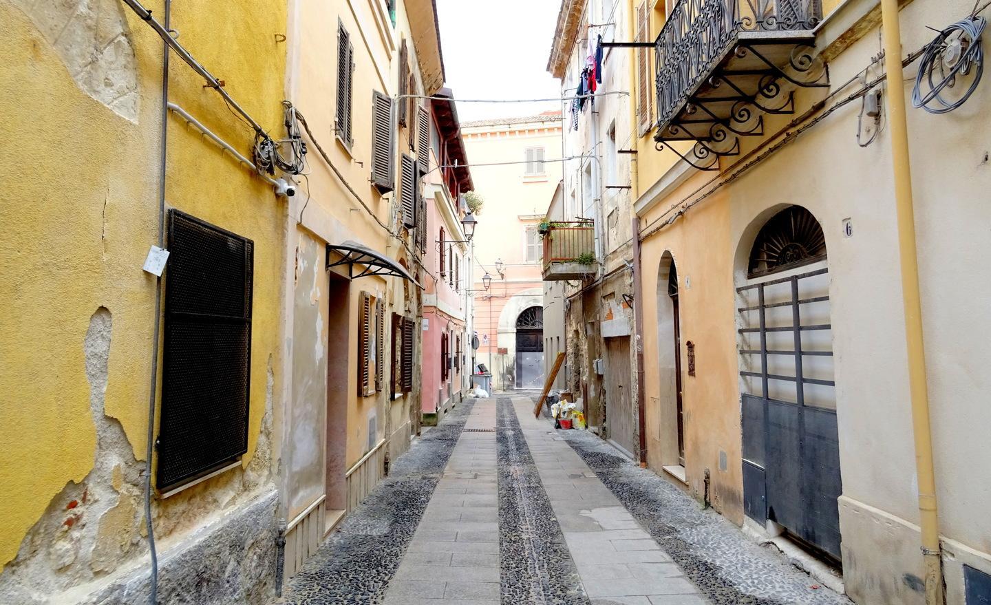 Aggredita nel centro storico a Sassari riesce a sfuggire all’orco