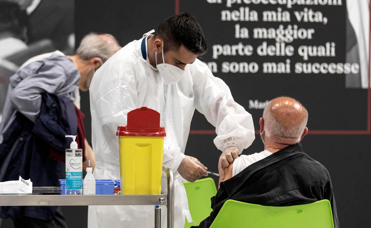 Covid: Sardegna immune a settembre, ma solo spingendo sui vaccini 