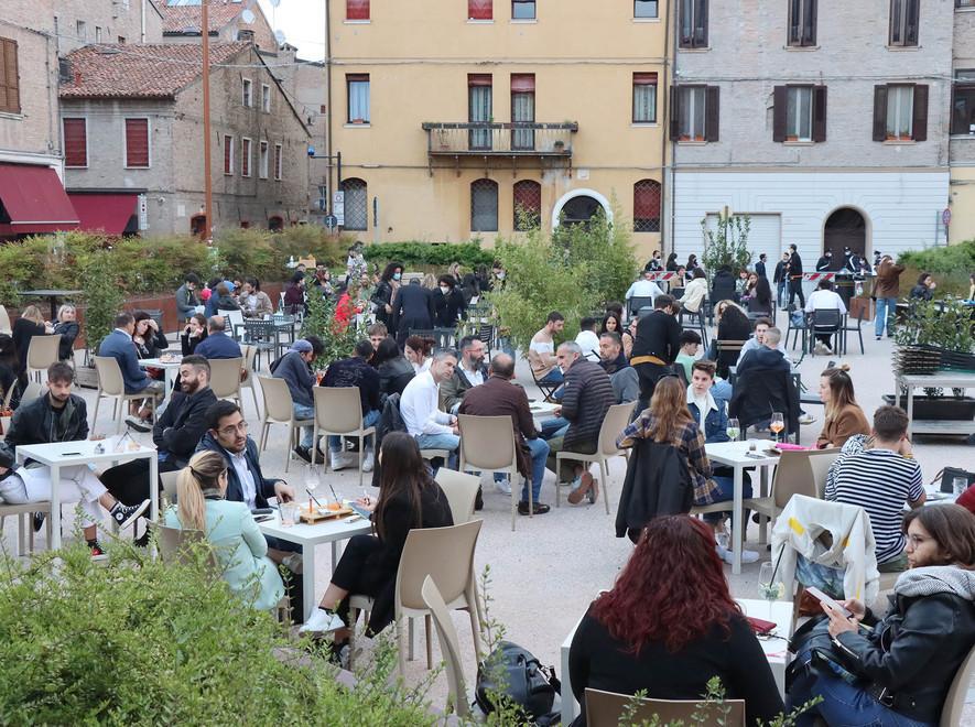 Ferrara, zone pedonalizzate e niente alcol d'asporto dalle 18: centro storico sorvegliato speciale 