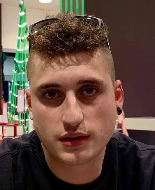 Muore a 23 anni, lo strazio del babbo: «Lasciato solo da tutti gli amici»