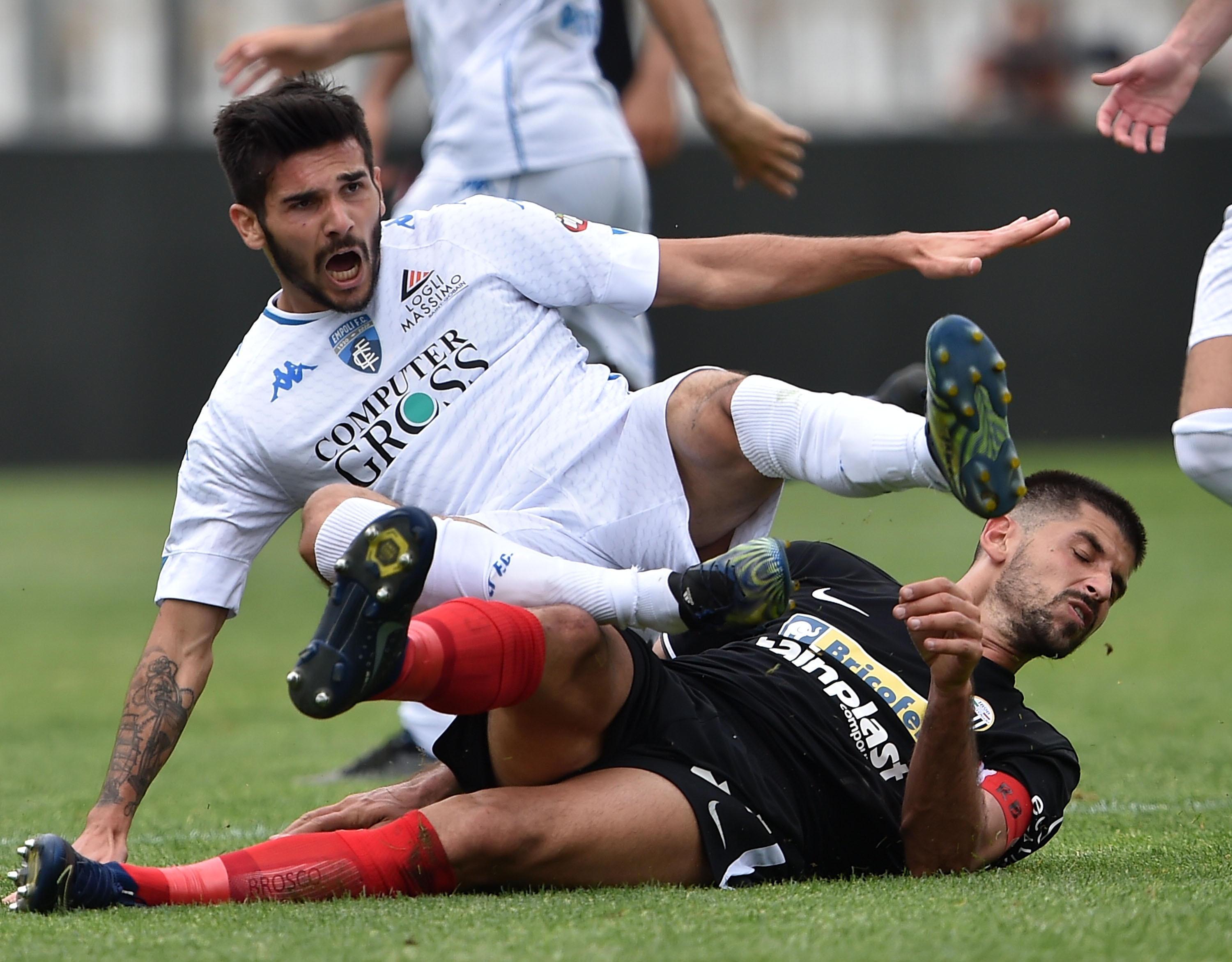Giovanni Crociata contrasta un avversario (foto Sestini)