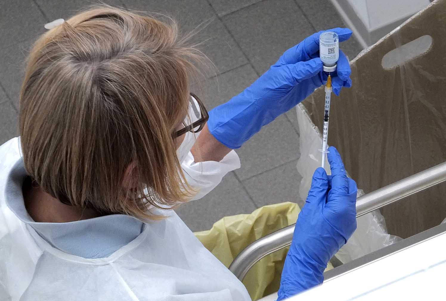 Reggio Emilia, gli over 65 non prenotano il vaccino Covid: «Chiamate, è importante» 