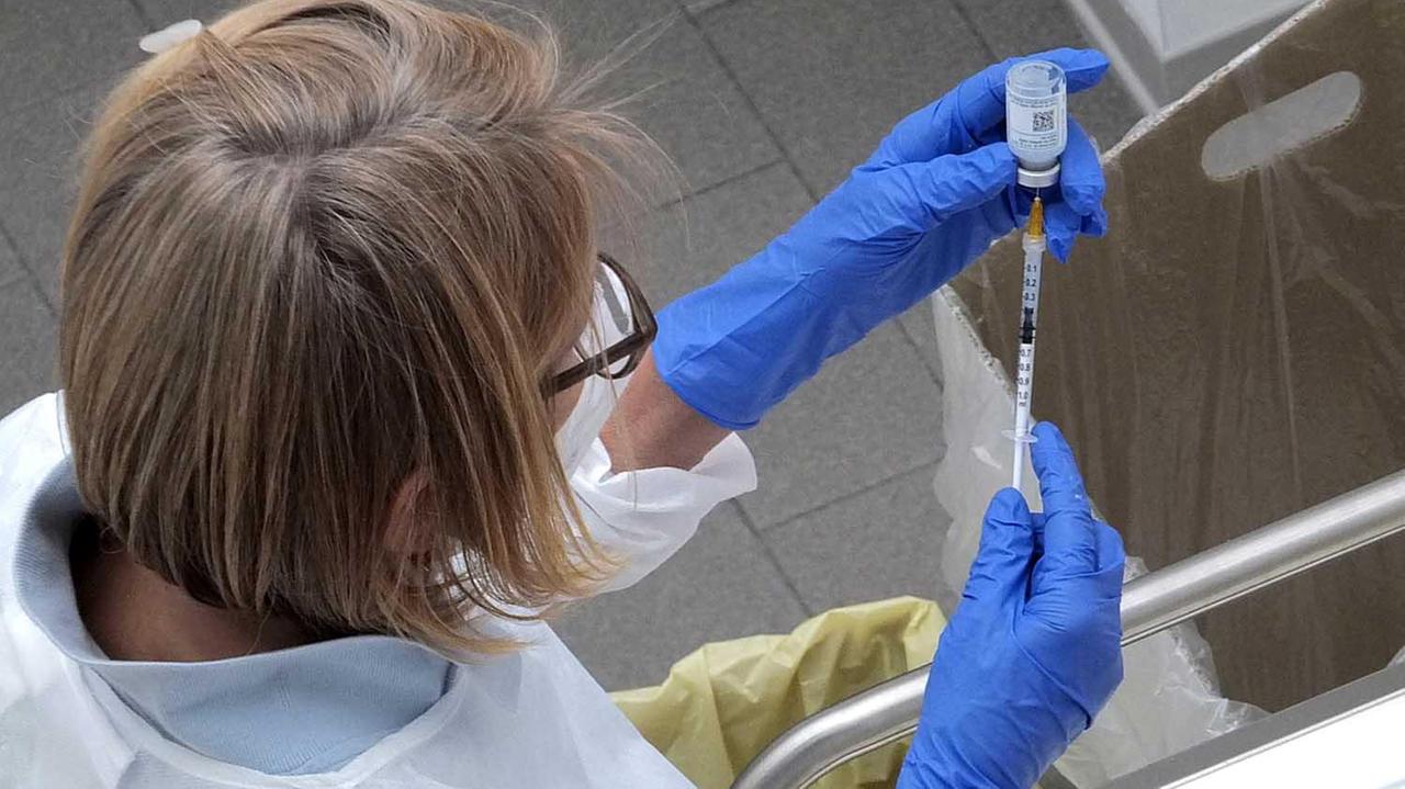 Reggio Emilia, gli over 65 non prenotano il vaccino Covid: «Chiamate, è importante»