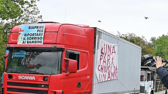 Luna park e circhi, lavoratori in piazza: «Non possiamo aspettare il primo luglio»