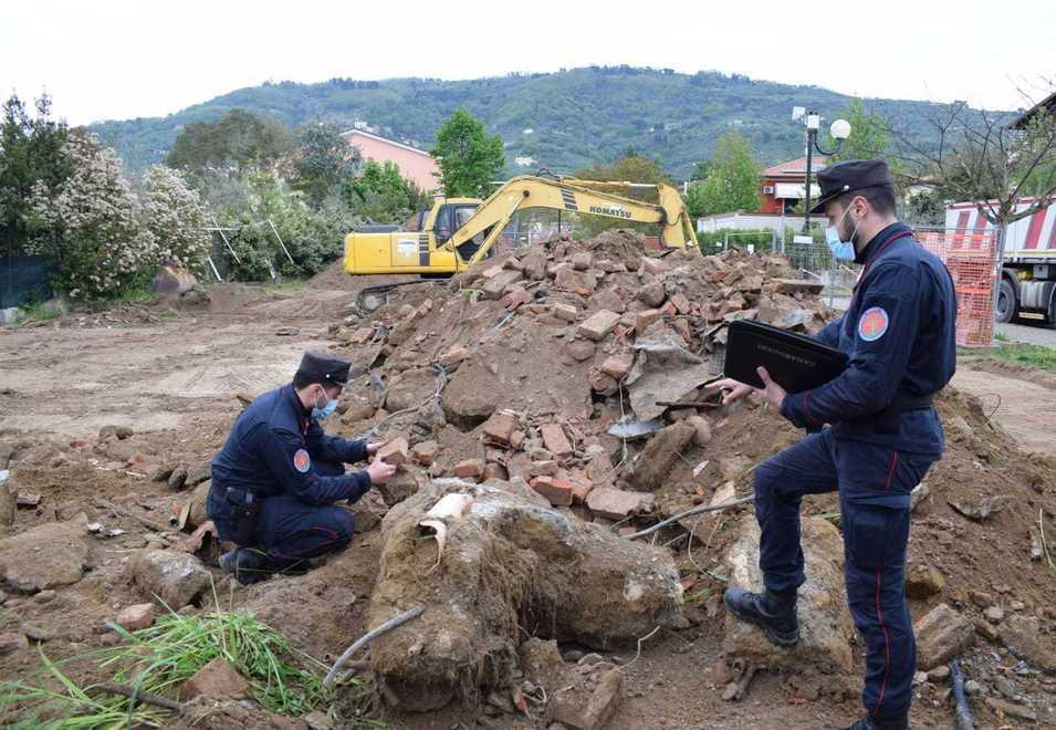 Calcinacci e materiale da costruzione interrati in un campo vicino alla scuola 
