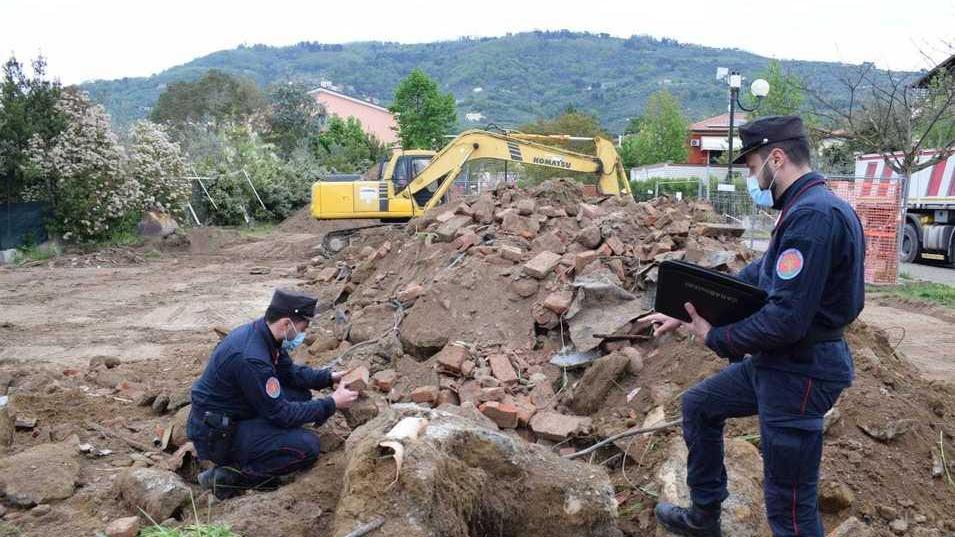 Calcinacci e materiale da costruzione interrati in un campo vicino alla scuola