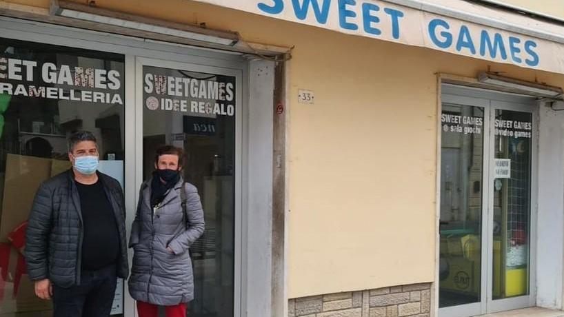 Palline e tatuaggi, distributori messi dai commercianti di San Vincenzo per dare un aiuto
