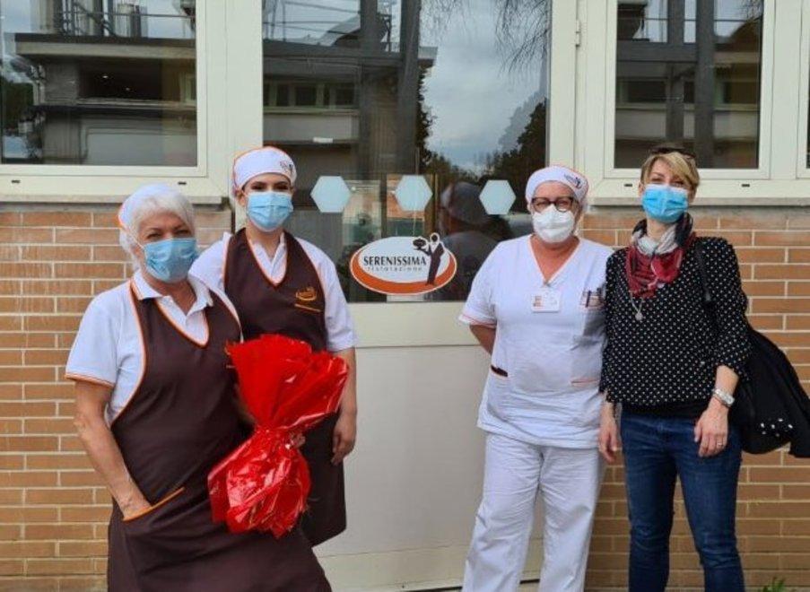 Un mazzo di garofani rossi a chi mai si è tirato indietro 