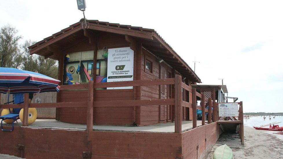 Relax sdraiati sulla sabbia e bibite al bar: apre il Punto azzurro ed è subito estate
