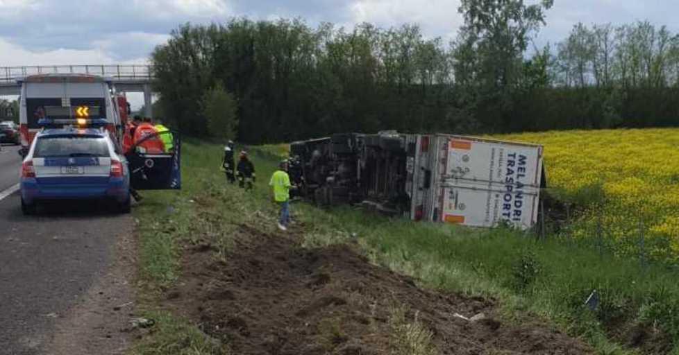 Camion si ribalta in A13