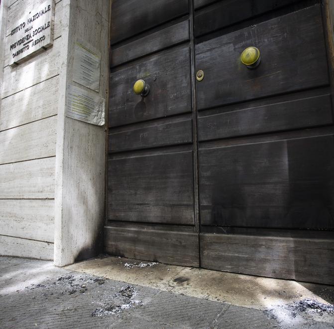 Raid incendiario in tre uffici pubblici Piromane ripreso dalle telecamere 