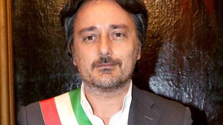 Bondeno, il sindaco promette soldi per un concorso. Ma è un profilo falso