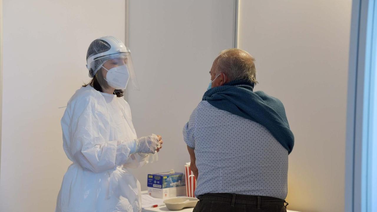 Covid nuovi positivi in calo: ieri sono stati undici