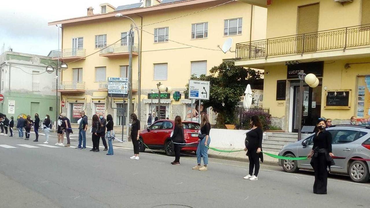 La sfida dei commercianti «Ora basta, fateci riaprire»
