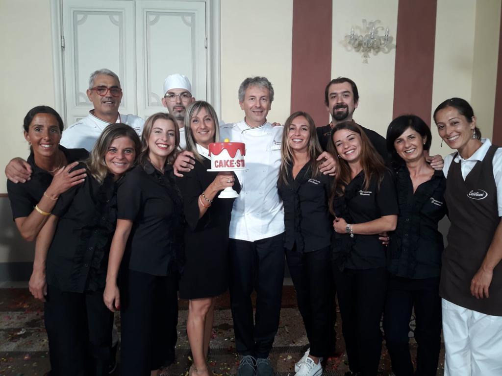 Al centro il maestro Sergio Cristiani, a fianco la moglie Federica e la figlia Sara; alla sua sinistra il fratello Francesco. Con loro parte dello staff