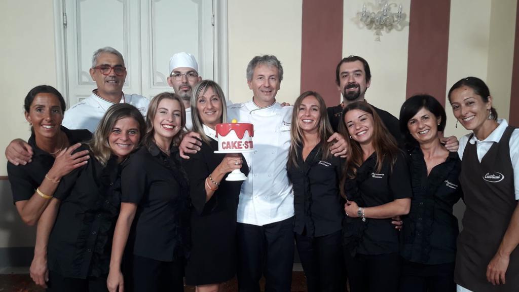 Al centro il maestro Sergio Cristiani, a fianco la moglie Federica e la figlia Sara; alla sua sinistra il fratello Francesco. Con loro parte dello staff