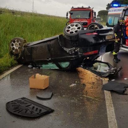L'incidente in località Biscottino a Pisa, con il ribaltamento dell'auto dove viaggiavano madre e figlio