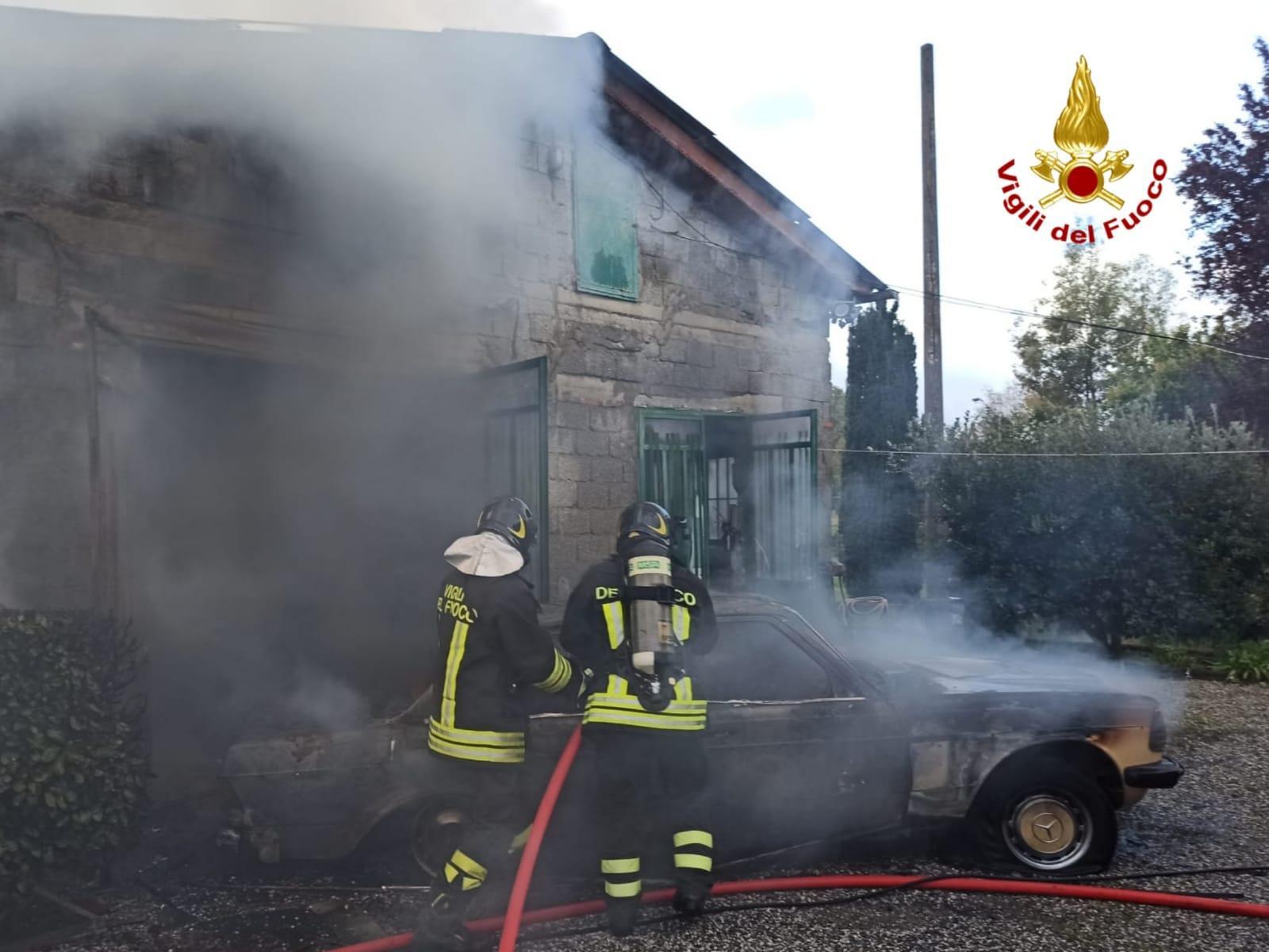 I vigili del fuoco spengono l'incendio