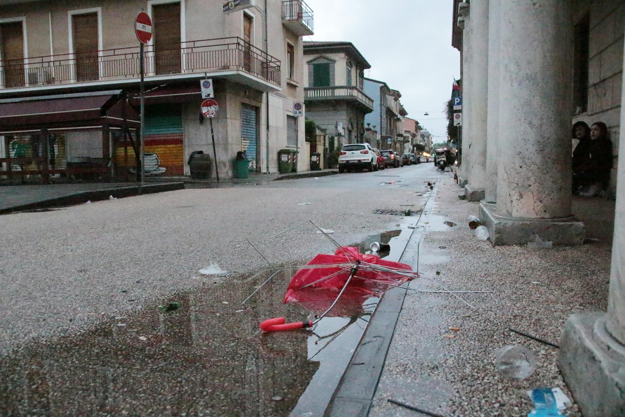 Il punto dell'accoltellamento in piazza Shelley (Foto Ciurca/Paglianti)