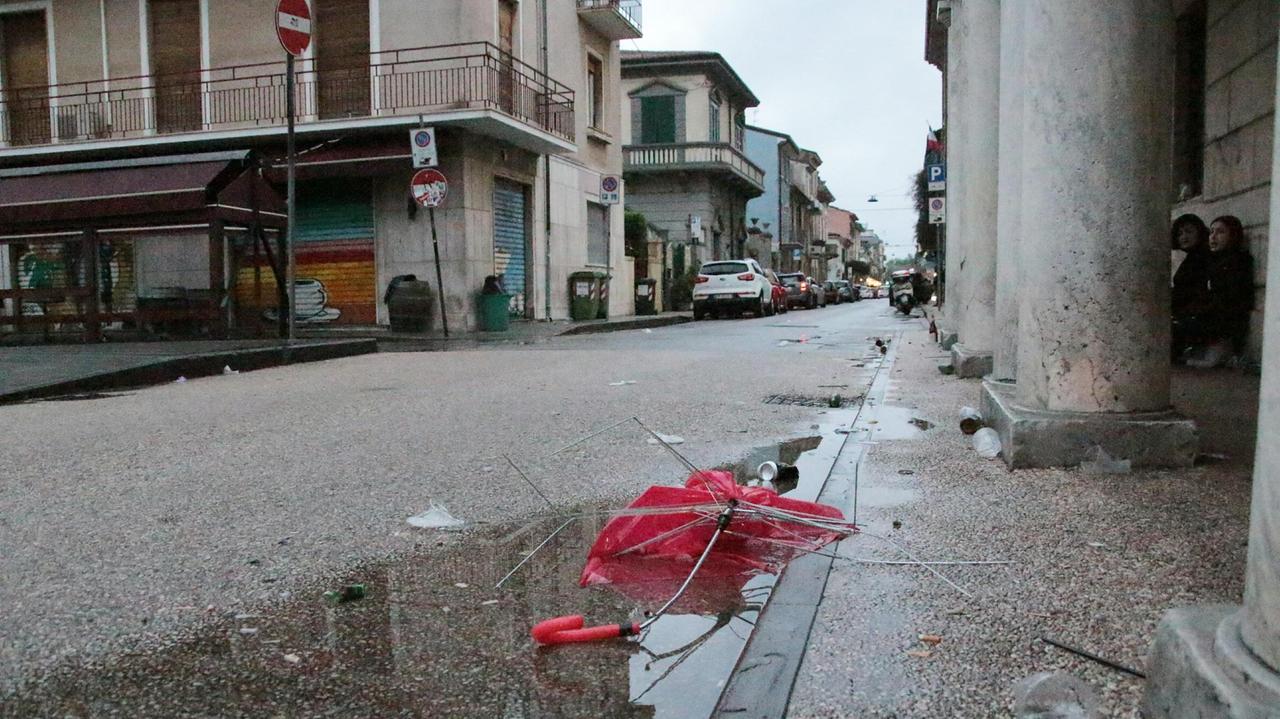 Il punto dell'accoltellamento in piazza Shelley (Foto Ciurca/Paglianti)