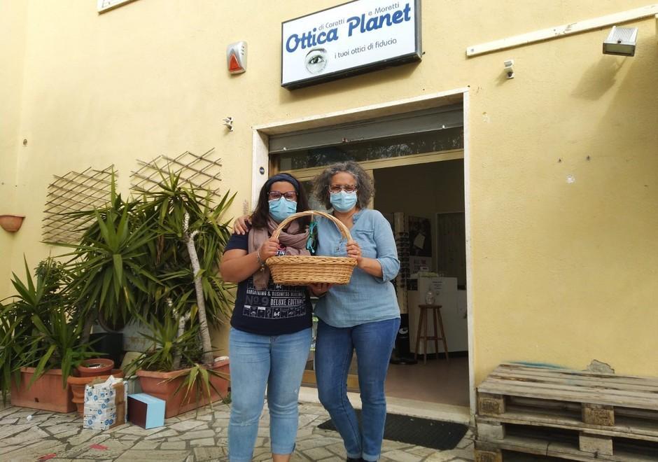 Gli occhiali sospesi: nel negozio di ottica di Martina e Mariella si regalano le montature usate 