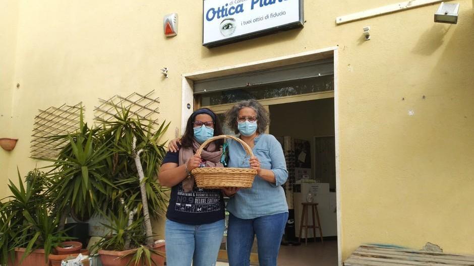 Gli occhiali sospesi: nel negozio di ottica di Martina e Mariella si regalano le montature usate