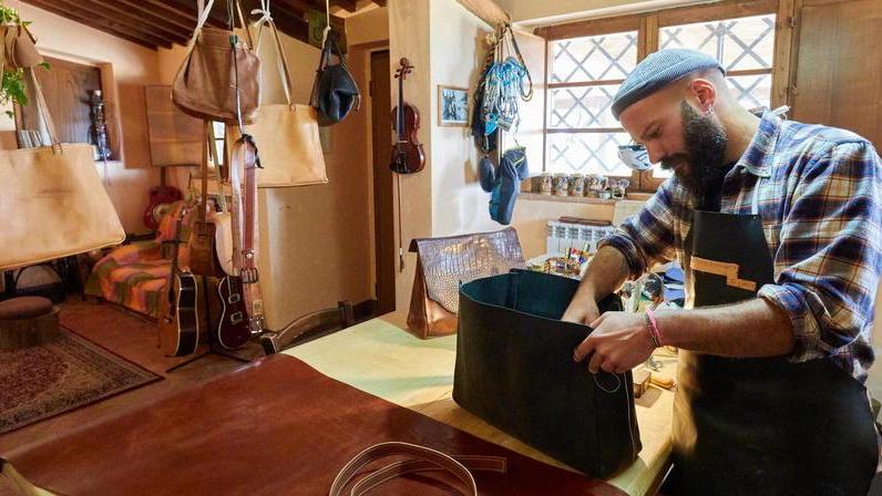 Dalle lezioni di cucina alle borse artigianali, ecco l’anno zero di Mauro