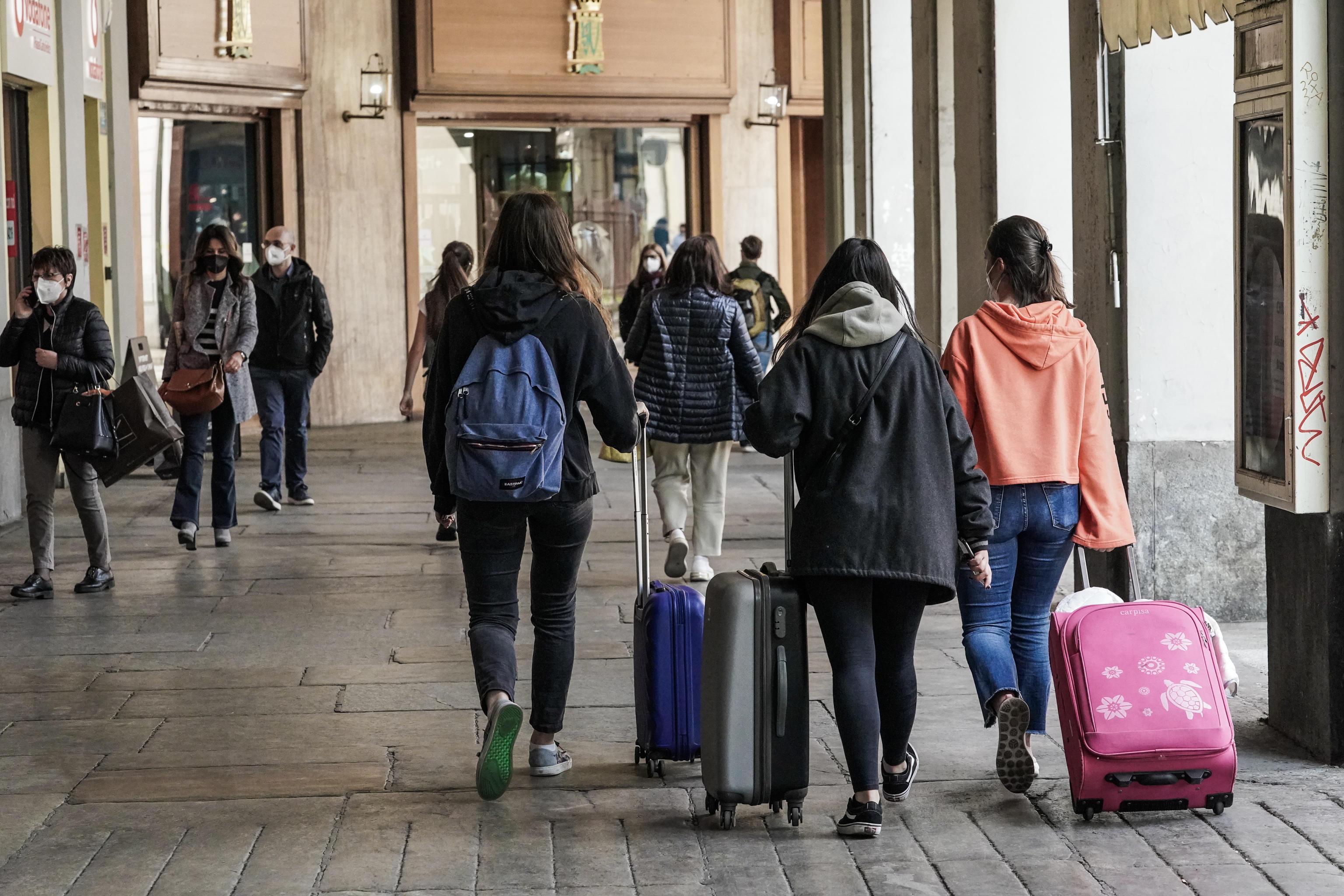 La Nuova in edicola lunedì 3 maggio, la Sardegna punta a diventare gialla